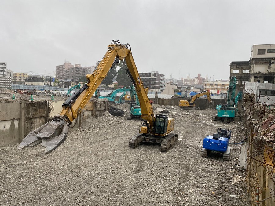 Excavator Cat 340 UHD Demolishes 8-Story Buildings